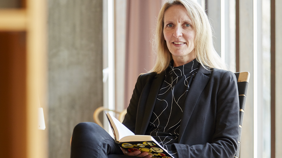 Bild på författare Jenny Edvardsson. Bilden länkar till en intervju.