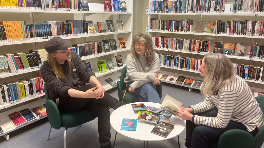 Bibliotekarierna på Komvux sfi Södervärn har en lättlästbokcirkel